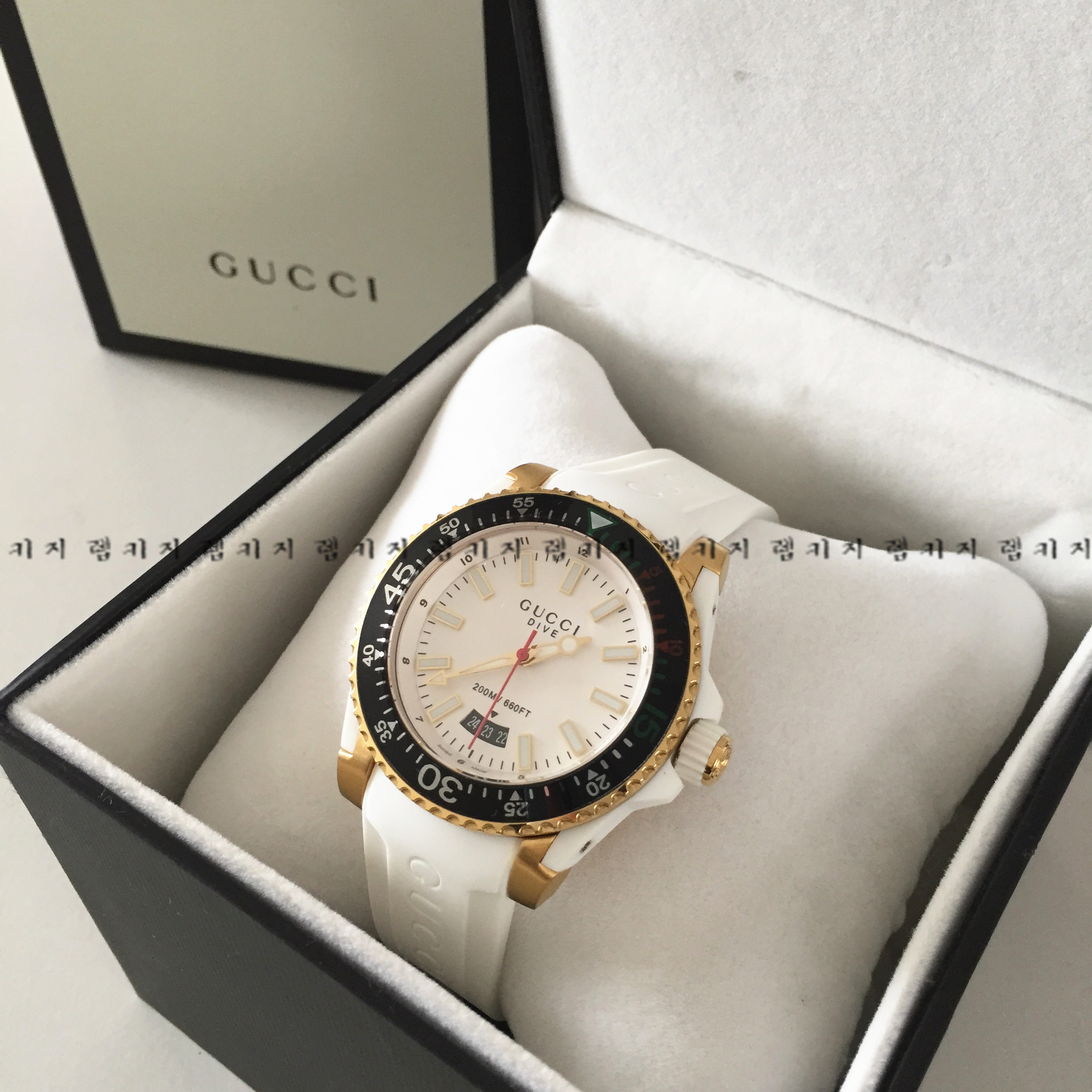 구찌 G 타임리스 다이브 화이트다이얼 우레탄시계